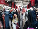 زوار الإمام الحسين(ع) في طريقهم إلى كربلاء 