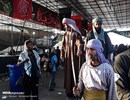 زوار الإمام الحسين(ع) في طريقهم إلى كربلاء 