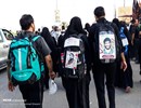 زوار الإمام الحسين(ع) في طريقهم إلى كربلاء 