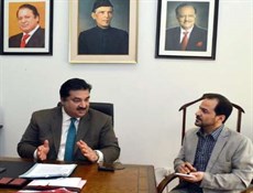 وزير التجارة الباكستاني يعلن استئناف المعاملات المصرفية مع إيران قريباً