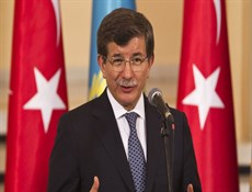 أوغلو يتهم أكراد سوريا بالتعاون مع حزب العمال في تنفيذ تفجير أنقرة