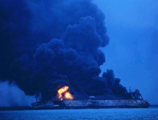 إنفجار ناقلة نفط ايرانية إثر ارتطامها بسفينة شحن قرابة كوريا الجنوبية