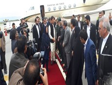 رئيس الوزراء الباكستاني يصل الى مدينة مشهد المقدسة