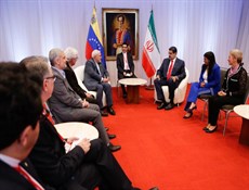 مادورو للمصوّرين خلال لقائه ظريف: صوّروا.. فظريف طائرة مسيرة بحد ذاته