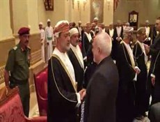 ظريف يلتقي السلطان العماني الجديد في مسقط ويؤكد استعداد طهران تعزيز العلاقات بين البلدين