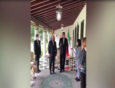 ظريف يلتقي مادورو لبحث العلاقات الثنائية والقضايا ذات الاهتمام المشترك