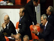 برلمانيون أتراك يرفضون محاكمة وزراء بتهمة الفساد