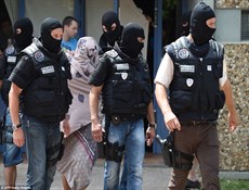 اولاند يعقد مجلس دفاع ويرفع خطة "فيجيبيرات الأمنية" إلى أعلى مستوياتها لمدة ثلاثة أيام