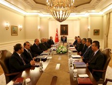 داود اوغلو: لن نرسل قوات برية إلى سورية.. والضربات الجوية ستغير التوازن