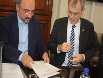 إيران وهولندا توقعان مذكرة تفاهم للتعاون الاقتصادي