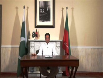 عمران خان يدعو الي توسيع العلاقات مع إيران