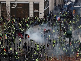 بعد اشتعال الشارع.. ماكرون ينوي تهدئة المحتجين بقرارات جديدة