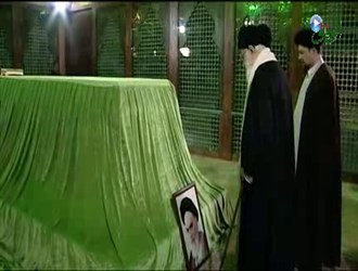 الإمام الخامنئي يزور مرقد الامام الخميني (قده) وقبور الشهداء في مقبرة جنة الزهراء(س)