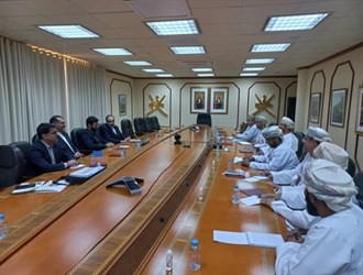 إيران وعمان تبحثان معالجة معوقات التعامل المصرفي