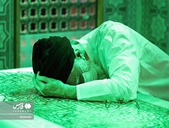 إزالة الغبار عن ضريح الإمام الرضا (ع) بحضور قائد الثورة الاسلامية