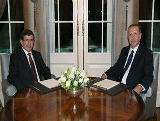 أردوغان يكلف أوغلو بتشكيل حكومة.. ودميرطاش يتوعد الاثنين بمحاكمة عادلة