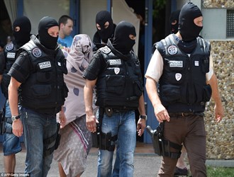 اولاند يعقد مجلس دفاع ويرفع خطة "فيجيبيرات الأمنية" إلى أعلى مستوياتها لمدة ثلاثة أيام