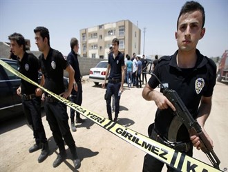 الكردستاني ينتقم ويقتل شرطيين أتراك.. وانقرة ترد بالطائرات